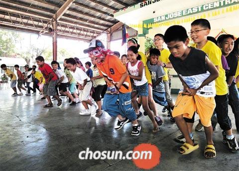 "내 친구의 필리핀 외갓집에 수학여행 왔어요"