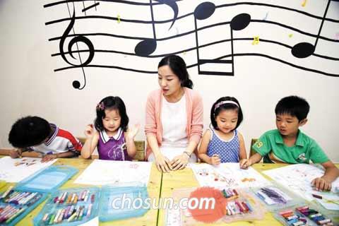 낙서하기·오려 붙이기… "사회성 키우고 창의력 높여요"