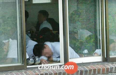 "아이들, 수능 선택과목 아니라며 엎드려 자"