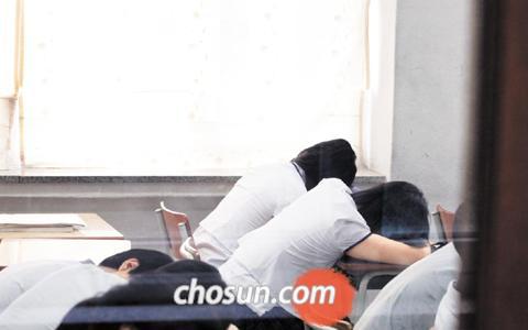 [대놓고 잠자는 학교] 학생들 "하루 수업 절반 이상은 자는 시간"… 선생님도 '본체만체'