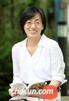 "도서관에서 좋아하는 책 스스로 찾으며 놀게 하세요"