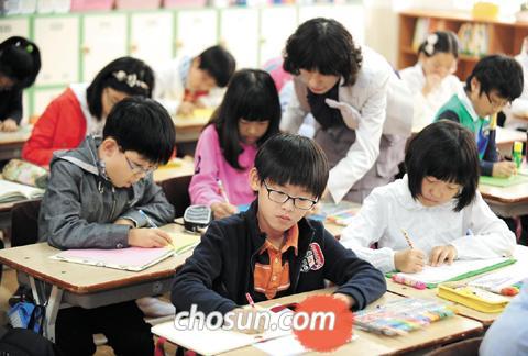 [신문은 선생님] "전교생 모두가 한 권씩 '나만의 책' 만드는 중"