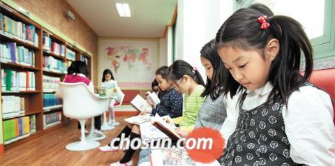 [우리 학교 도서관을 소개합니다] 내 집처럼 편해… 목요일은 엄마가 책 읽어줘요