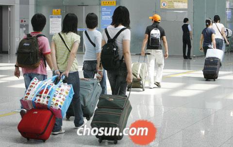 조기 유학생들이 크게 줄고 있다