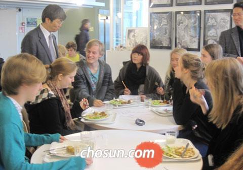 평등교육 원조 스웨덴서 '학교간 경쟁' 보고 놀라… 학비·급식비 국가부담 듣고선 "서울도 이렇게 해야"