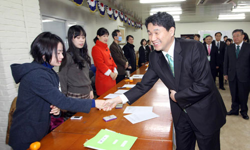 이주호 교과부 장관 "좋은 결과 있길…" 수험생 격려