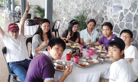 하루 11시간 지루할 틈 없는 영어환경에 방송 체험은 '덤'