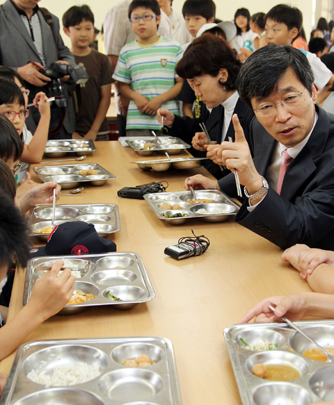 "전면 무상급식 하려다가 저소득층 초등생 굶길라"