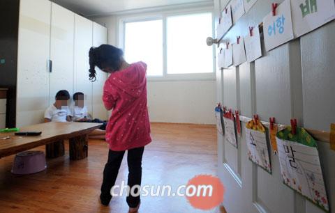 [저소득층 아동 방치 딜레마] "일하자니 애들 망가지고, 돌보자니 살길 막막하고"