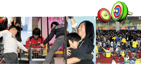 빙글~ 돌리며 힘껏 밀어내고… "내가 우리나라 팽이 왕이에요"