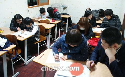 [수도권I] [이슈 앤 현장] "가르치는 보람 뿌듯… 복습은 덤이죠"