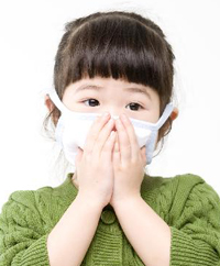 겨울철 외출 시 3세 미만 아이의 필수품은?