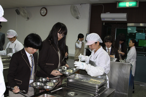 새벽 4시부터 밥 냄새 솔솔... 이런 학교 보셨어요? 