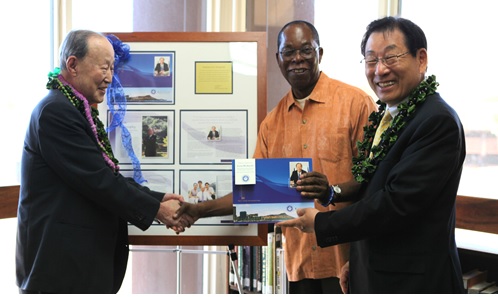 [조선에듀] 하와이주립대학 KCC, 김주영 한국관광대 이사장에 감사패 수여