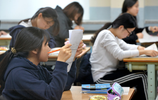 [조선에듀] 2017 수능 성공의 열쇠는 '국어'… 문과는 과학, 이과는 문법·고전시가 정복해야