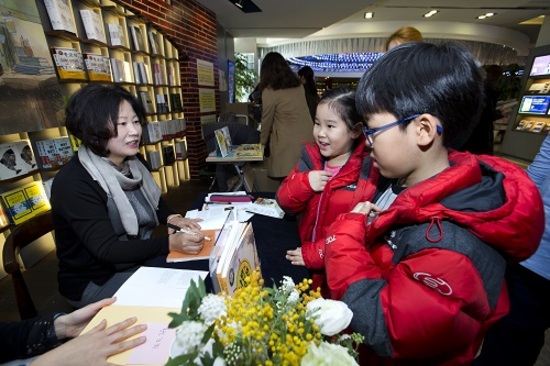 '나쁜 어린이 표' 개정판 출간한 황선미 작가 사인회 성황리에 열려