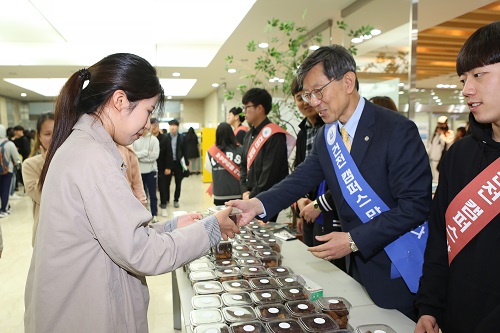 인하공전, 시험기간 맞아 쿠키 나눠주는 행사 진행