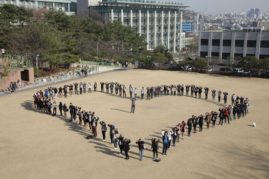 [조선에듀] 성균관대 ‘손에 손잡고’ 새학기 캠퍼스에 하트 수놓아