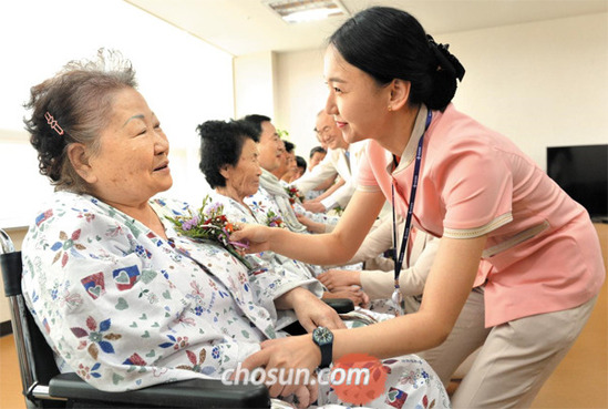 [조선에듀] [김진락의 인성이야기] 부모님께 활짝 웃어 보이고 손 잡아 드리는 것도 효도랍니다