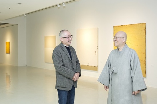 수불 스님, 단색화 작가 김근태 개인전 찾아
