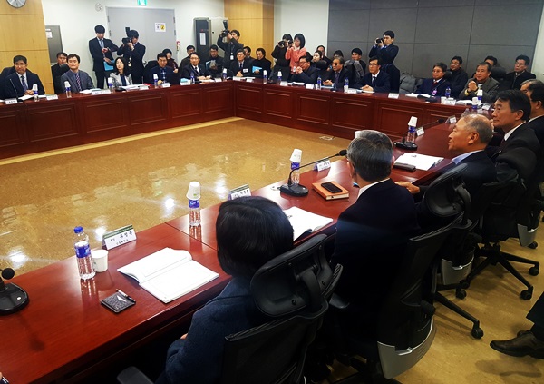11일 오후 서울 국회의원회관에서 열린 '4차 산업혁명시대 전문대학 직업교육 혁신방안 세미나'에 20개 전문대학 총장들이 참석했다. /오푸름 기자
