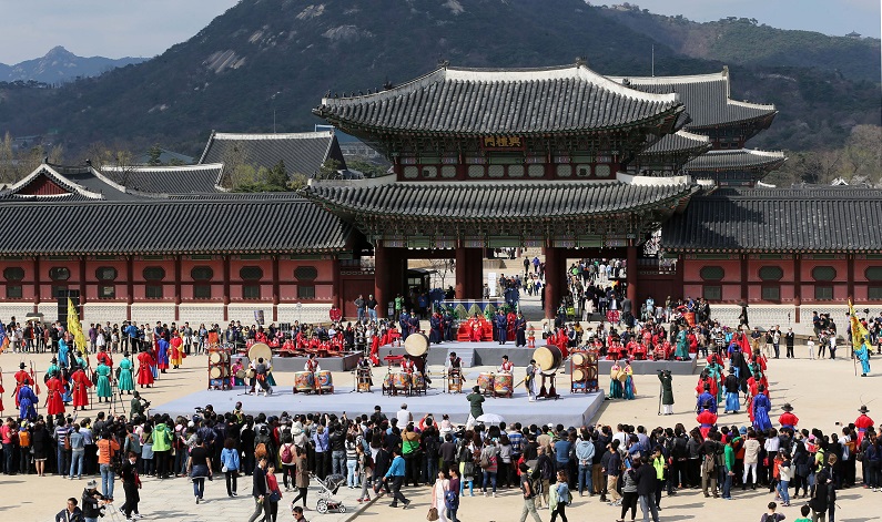 ‘지역 홍보대사’ 문화관광해설사 … 외국인 관광객 따라 수요↑