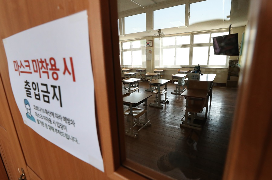
오는 20일 등교 수업을 앞두고 대전의 한 고등학교 3학년 교실이 텅 비어 있다./조선일보DB