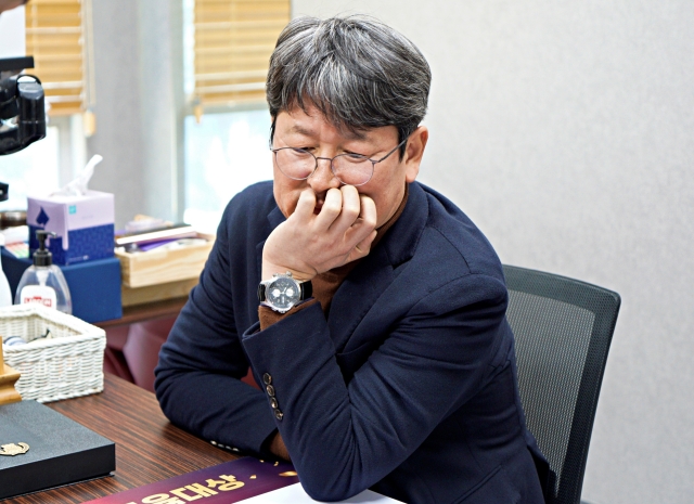 조선에듀와 인터뷰를 진행하고 있는 이기수 엠스토리허브 대표의 모습.