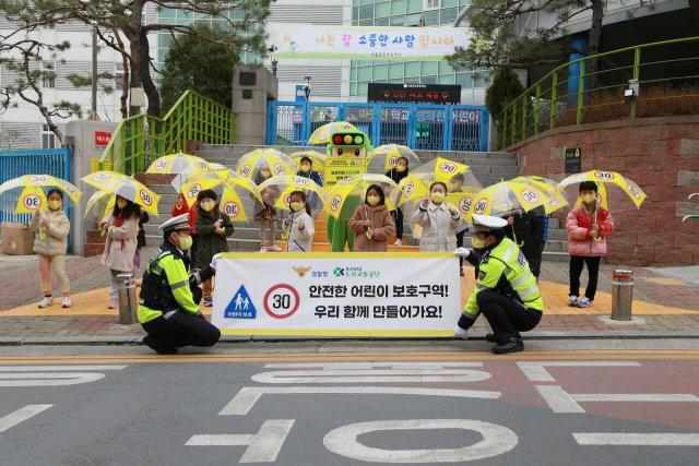 도로교통공단의 '교통안전 투명우산 캠페인' 진행 모습./교육부 제공.